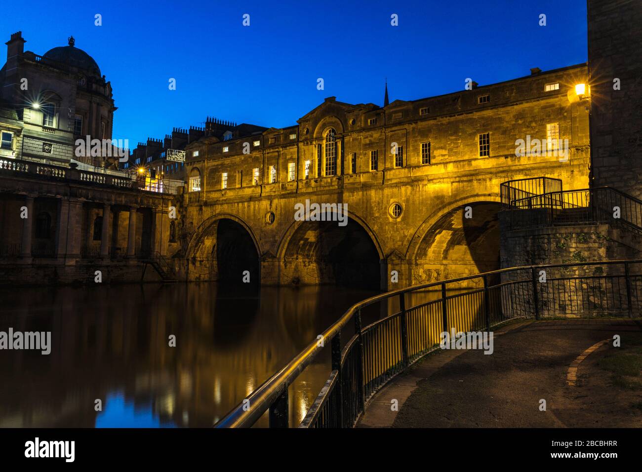 Die historische Pulteney Bridge beleuchtet in der Abenddämmerung über dem Fluss Avon. Bath, Somerset, England, Großbritannien Stockfoto