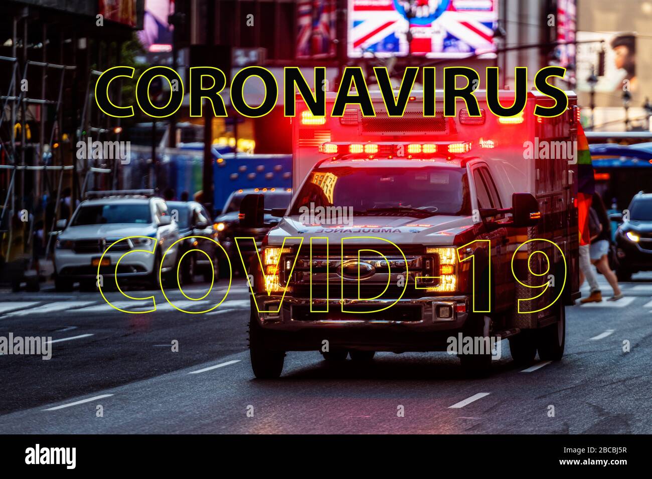 Warnungen vor Coronavirus vor dem Hintergrund eines entschärften Ambulanzwagens mit den Blinklichtern in den Straßen Manhattans, ein Konzept für Sanitäter, um einen Entw zu bekämpfen Stockfoto
