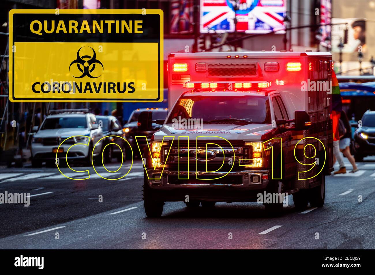 Warnungen vor Coronavirus vor dem Hintergrund eines entschärften Ambulanzwagens mit den Blinklichtern in den Straßen Manhattans, ein Konzept für Sanitäter, um einen Entw zu bekämpfen Stockfoto
