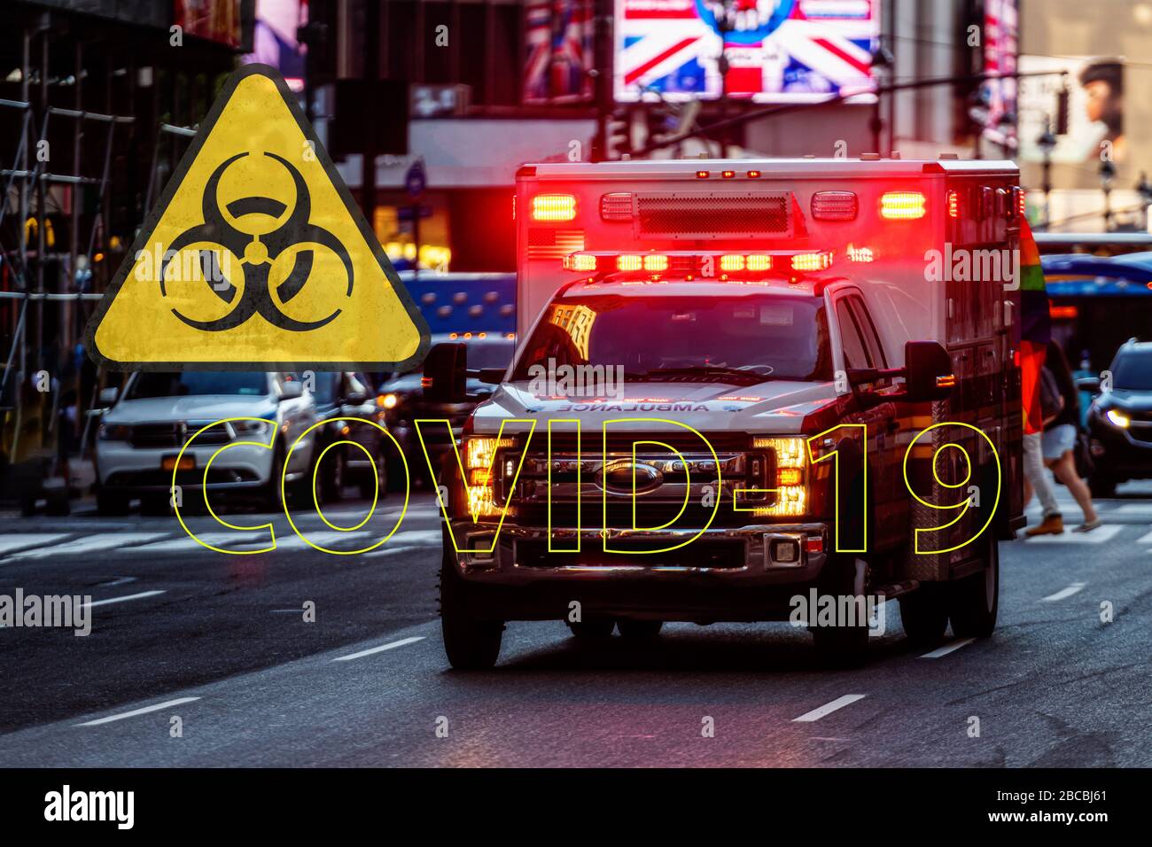 Warnungen vor Coronavirus vor dem Hintergrund eines entschärften Ambulanzwagens mit den Blinklichtern in den Straßen Manhattans, ein Konzept für Sanitäter, um einen Entw zu bekämpfen Stockfoto