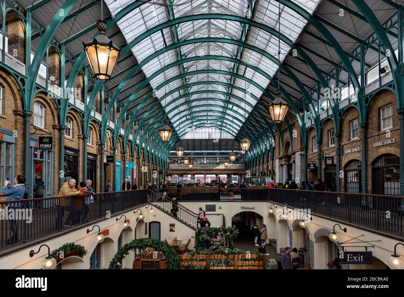 Geschäfte und Cafés im Covent Garden Market, West End, London, England Stockfoto