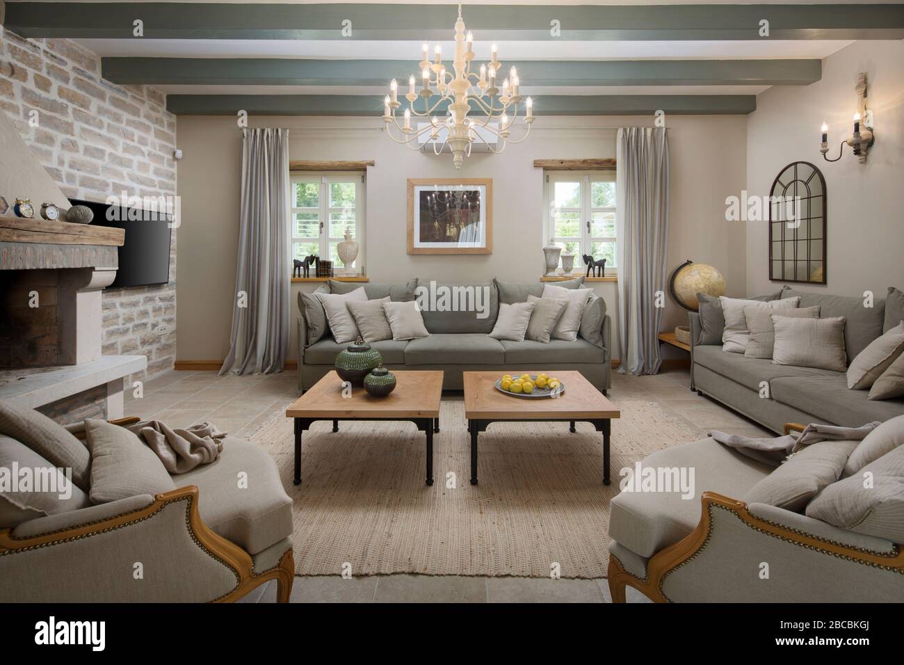 Klassisches beigefarbenes Wohnzimmer in mediterranem Ferienhaus Stockfoto