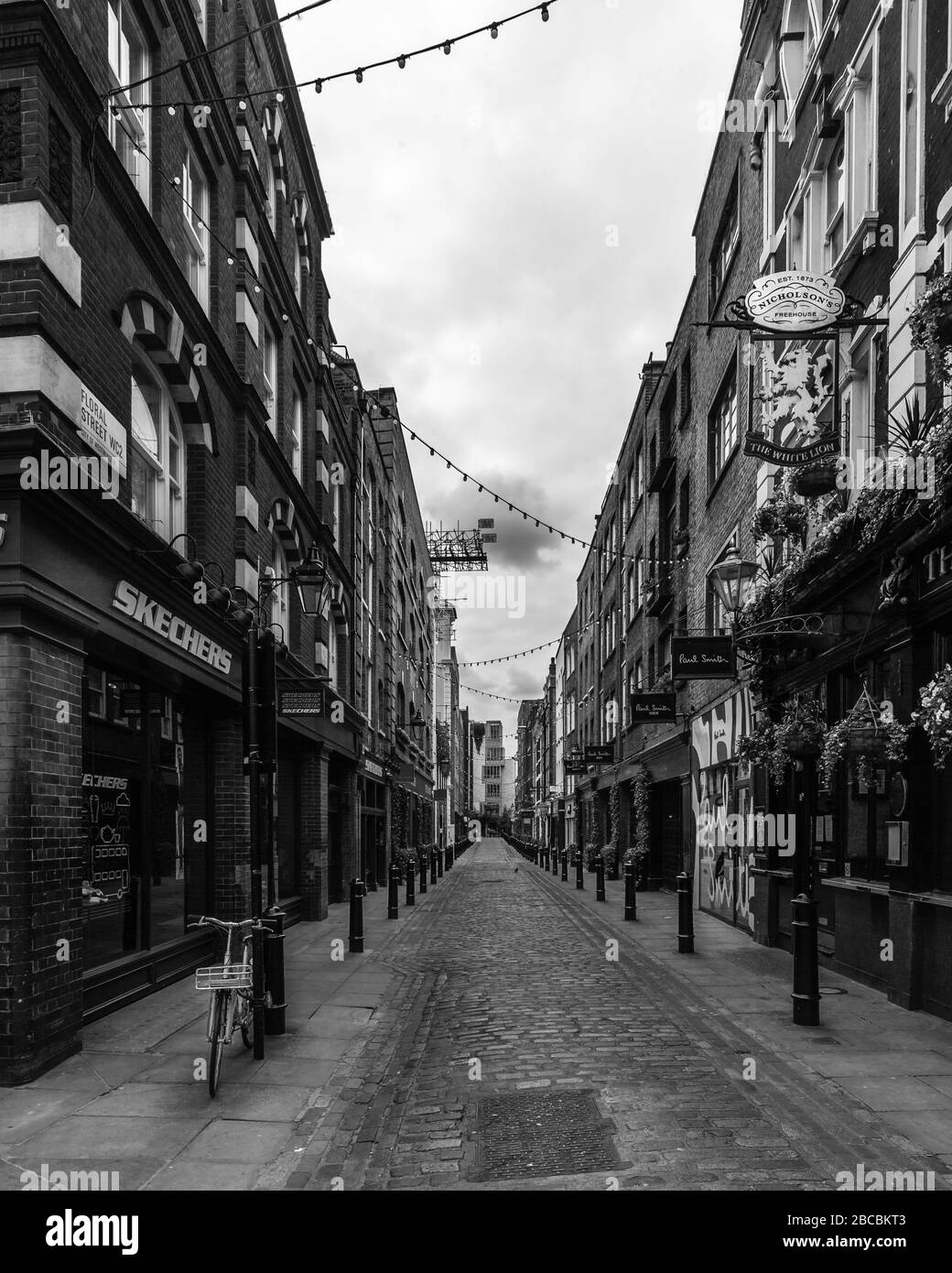 Menschenleere Straße in Covent Garden während der Krise der pandemischen Gesundheit von Coronavirus in London in Schwarzweiß Stockfoto