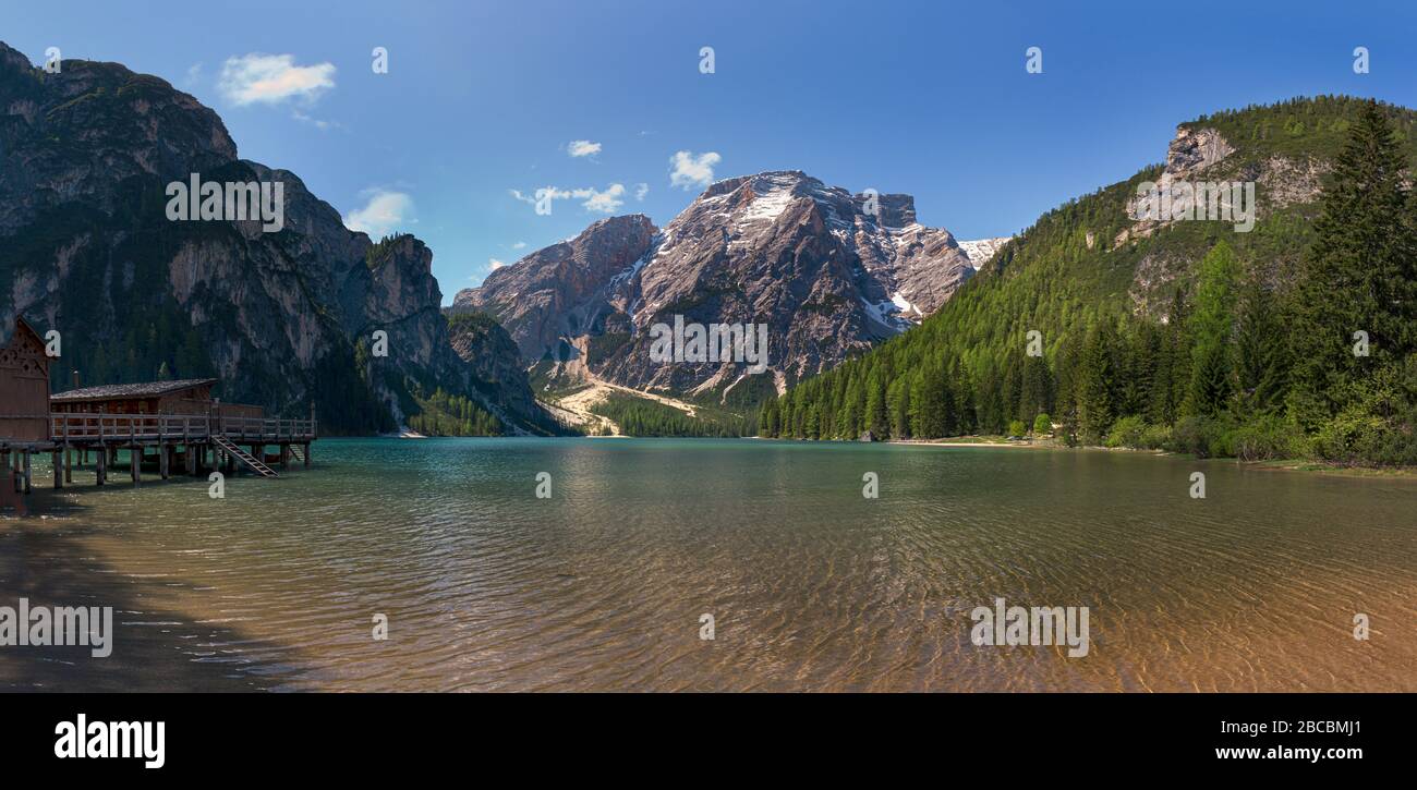 Wunderbarer Blick auf den Braies See (Pragser Wildsee) in den Bergen der Dolinen mit seinen fantastischen Farben im Herzen Italiens, in Südtirol, in der UNESCO Stockfoto