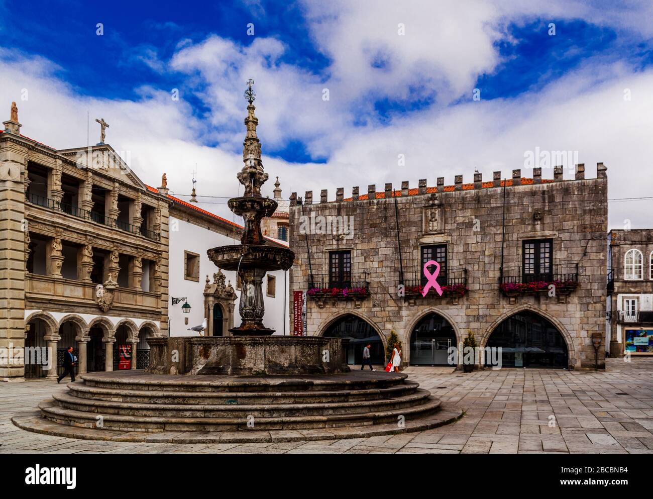 Viana do Castelo / Portugal - 4. Oktober 2016: Brunnen und Igreja da Misericordia auf Praca da Republica (Platz der Republik). Stockfoto