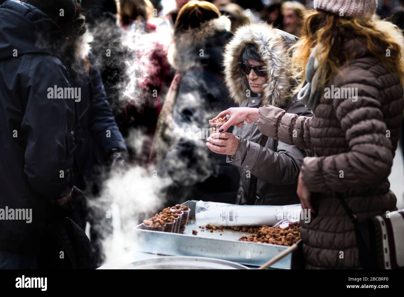 Kandierte Nüsse zum Verkauf in London Stockfoto