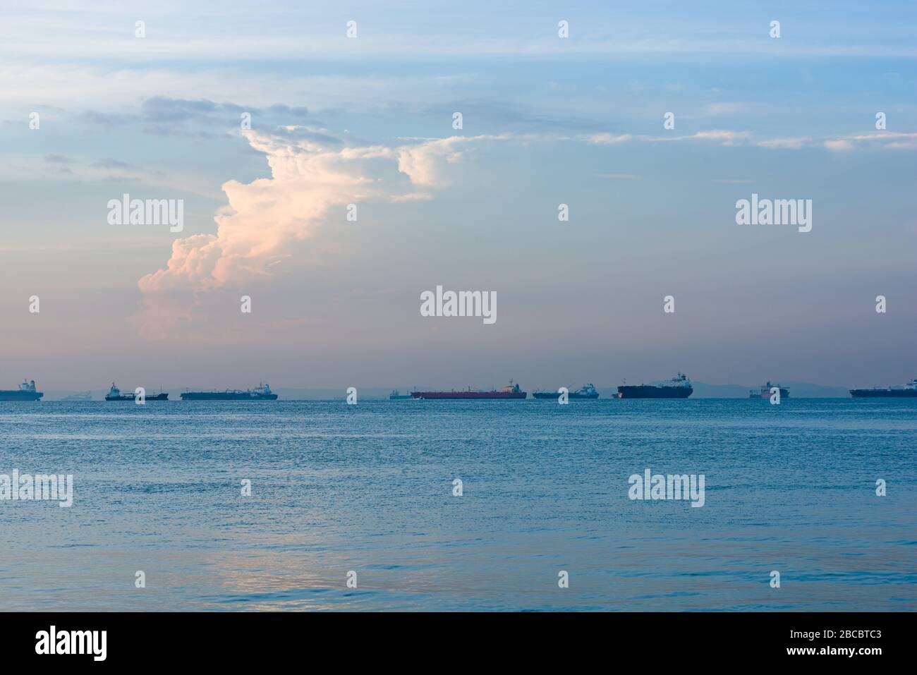 Frachtschiffe und Öltanker ankerten vor der Küste entlang der Singapur-Geraden in Singapur Stockfoto