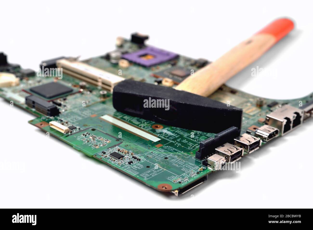 Hammer liegt auf alten Chip aus Laptop, weißer Hintergrund, isolieren Stockfoto