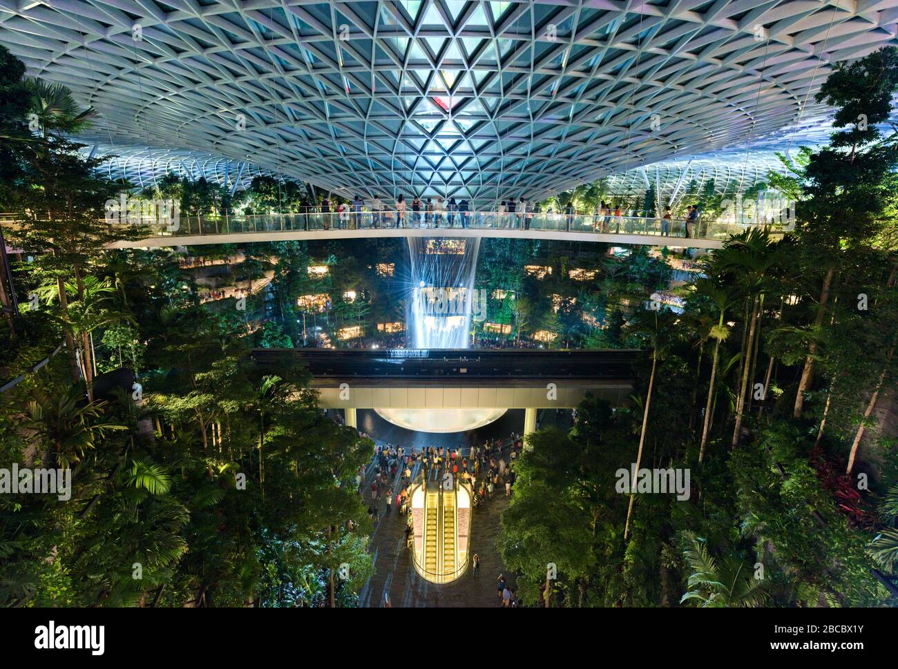 Singapur-30 August 2019: Juwel Changi auf dem Flughafen Singapur während der Lichtshow. Das neue Glaskuppelterminal umfasst einen vertikalen Wasserfall, einen tropischen Stockfoto