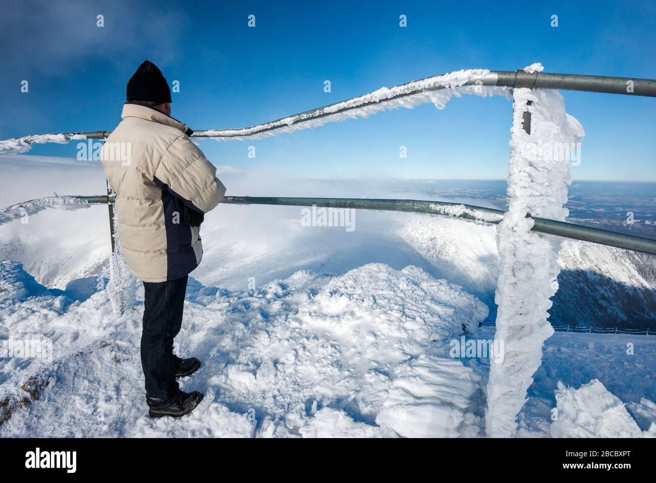 Mann in den Sechzigern am Aussichtspunkt in der Nähe des Sniezka-Gipfels, Karkonosze, im Sudetengebirge, Nationalpark Karkonosze, Niederschlesien, Polen Stockfoto