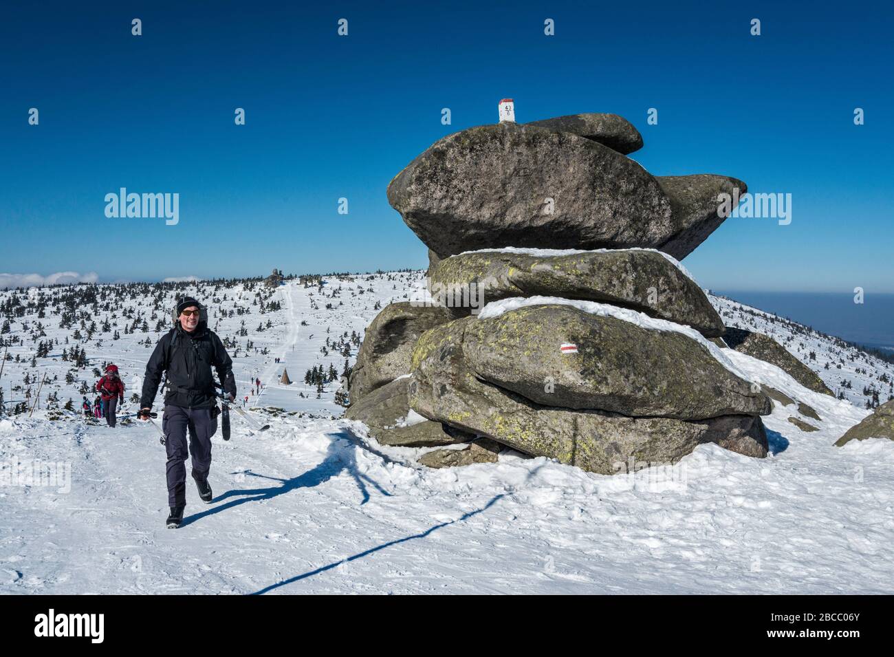 Wanderer bei Felsformation Twaroznik, poln-tschechischer Grenzmarker oben, subalpine Hochebene, Hauptkamm im Nationalpark Karkonosze, Niederschlesische Polen Stockfoto