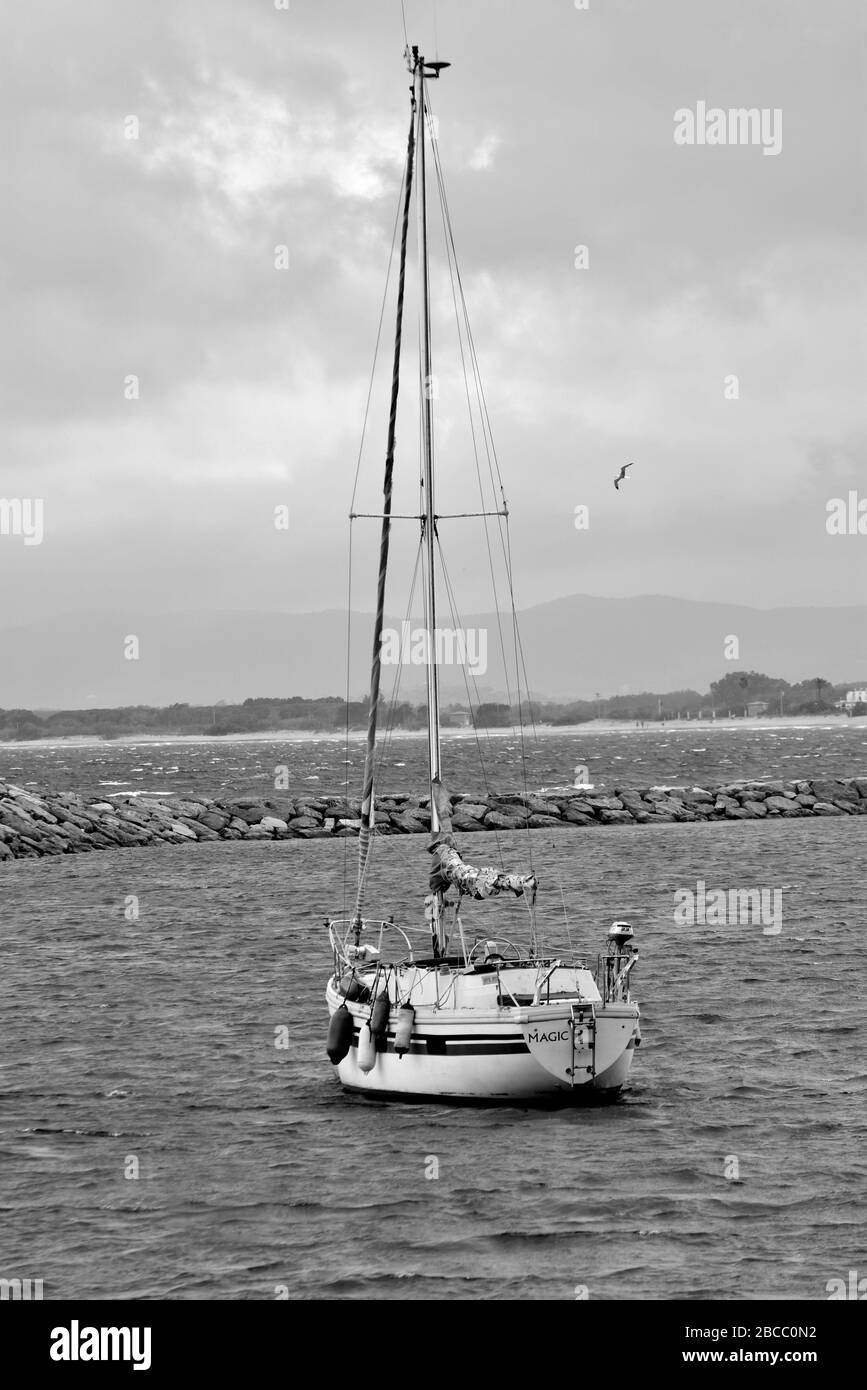 Segelboot über dem Meer Stockfoto