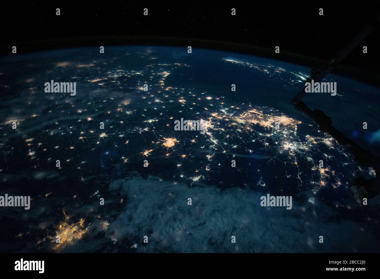 ISS - 5. März 2020 - die Städte Südostchinas glitzern während eines orbitalen Nachtpasses hell, als die Internationale Raumstation 259 Meilen A hochging Stockfoto