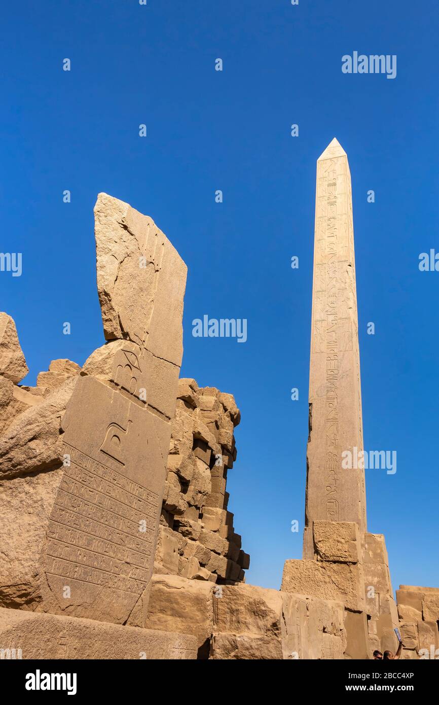 Der Obelisk von Thutmose I zwischen dem 3. Und 4. Pylon im Karnak-Tempelkomplex Stockfoto