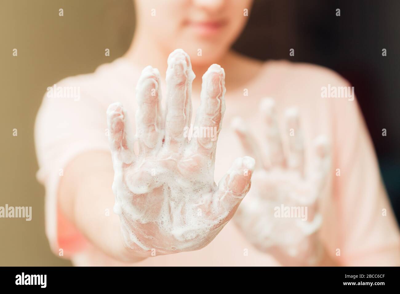 Vorderansicht auf Damenhänden mit Seifenschaum, Hygienekonzept Stockfoto