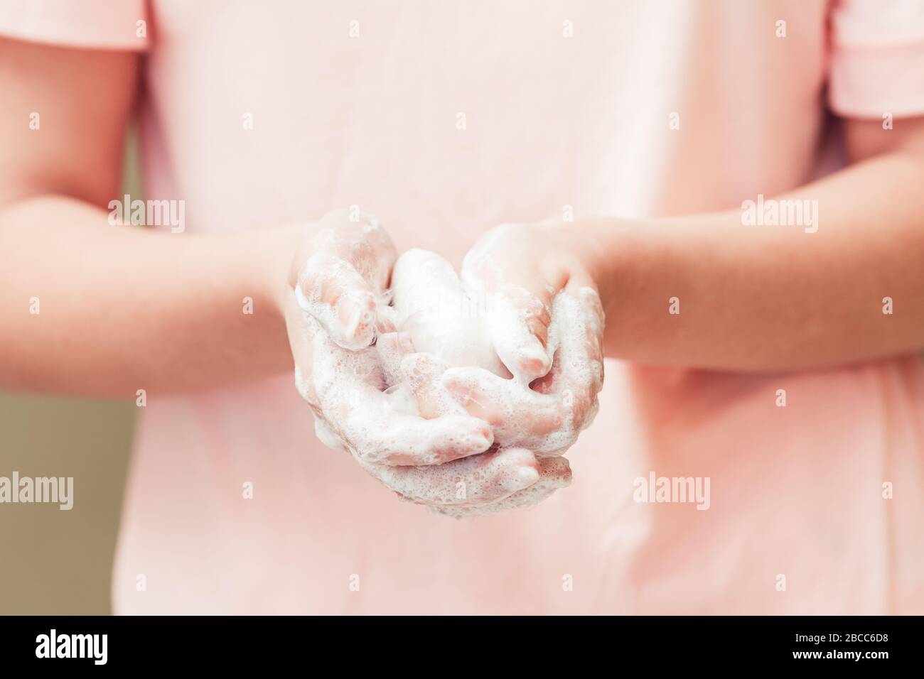 Vorderansicht auf Damenhänden mit Seifenschaum, Hygienekonzept Stockfoto