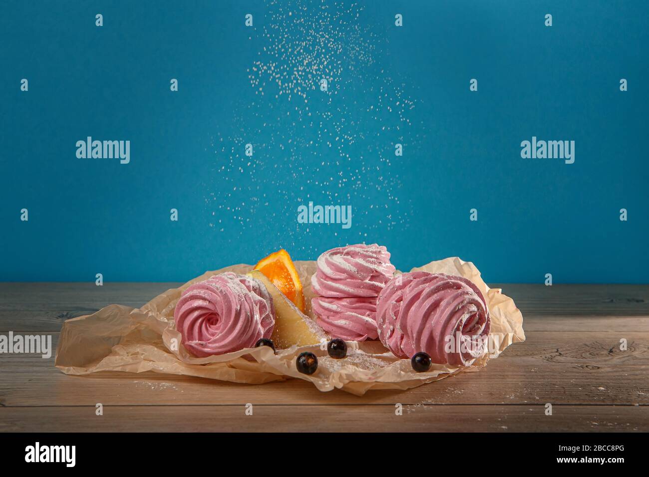 Handgefertigte Marshmallows mit dem Geschmack von Orange und Blackcurrant auf Pergamenthintergrund. Marshmallows, Meringues. Hausgemachtes Süßes Dessert Stockfoto