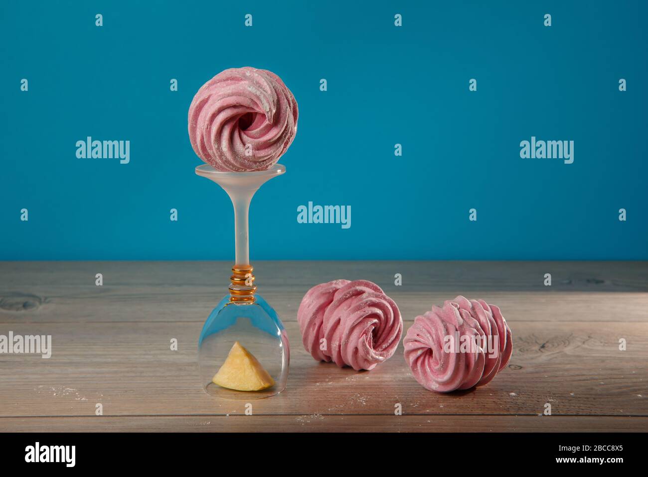 Handgefertigte Marshmallows mit dem Geschmack von Orange und Blackcurrant. Marshmallows, Meringues. Hausgemachtes Süßes Dessert Stockfoto