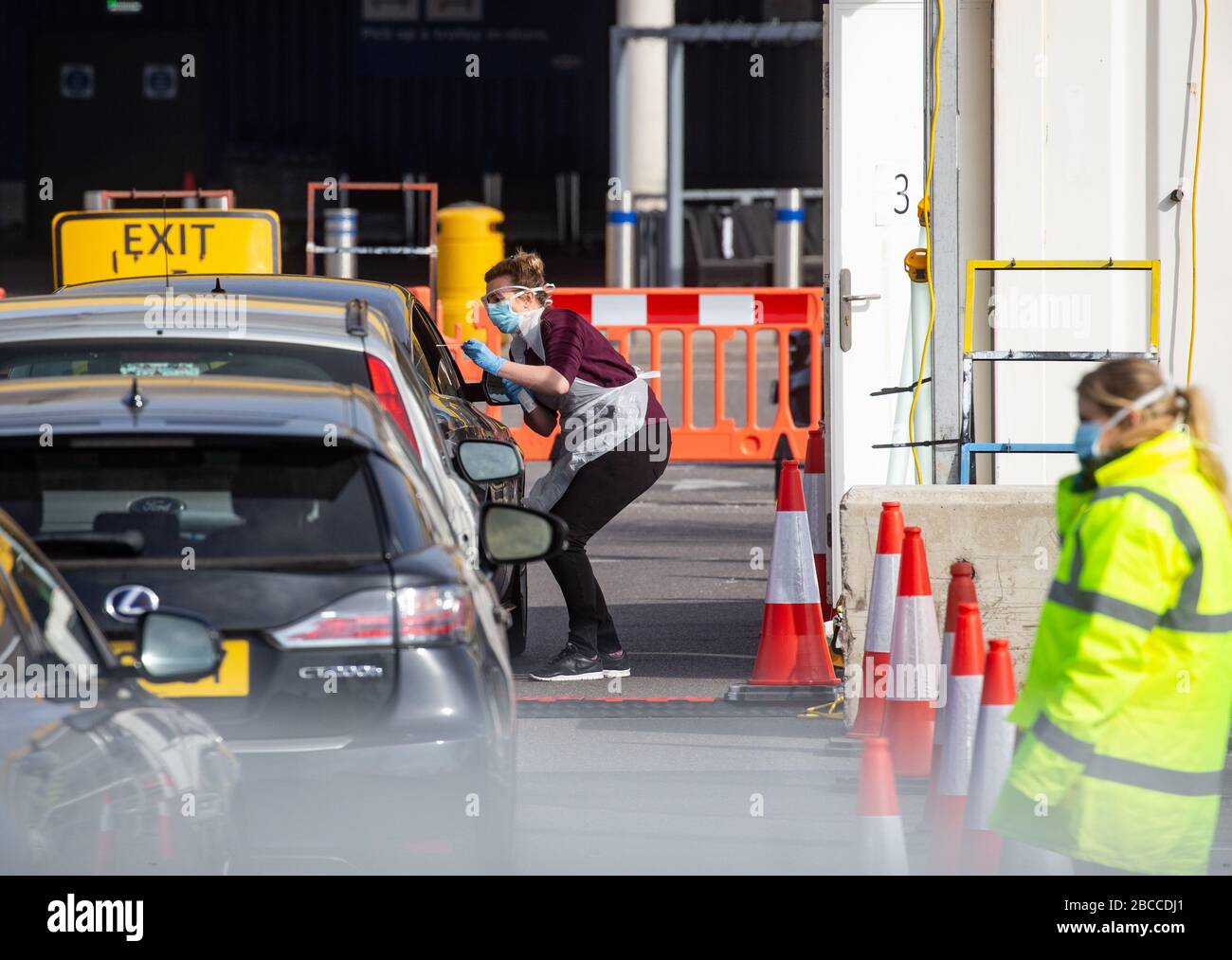 London, Großbritannien. April 2020. Eine Durchfahrtestanlage nur für NHS-Mitarbeiter, im Parkplatz von IKEA Wembley. Coronavirus-Tests für NHS-Mitarbeiter. Kredit: Tommy London/Alamy Live News Stockfoto