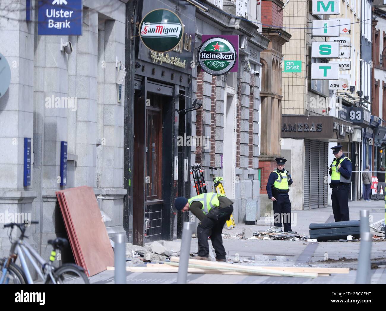 Die Szene in der Clanbrassil Street in Dundalk, Co Louth, wo zwei Geldautomaten bei einem nächtlichen überfall gestohlen wurden. Stockfoto