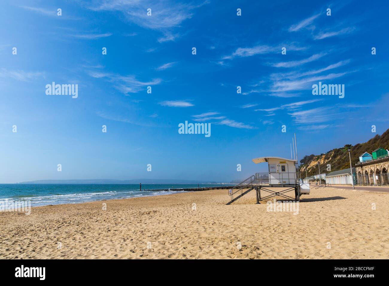 Bournemouth, Dorset UK. April 2020. Wetter in Großbritannien: Der Morgennebel wird für einen sonnigen Tag mit blauem Himmel in Bournemouth frei, da die Besucher rieten, zu Hause zu bleiben und sich an die Einschränkungen von Coronavirus für soziale Distanzierungen zu halten. Parkplätze sind geschlossen, um Besucher aus der Ferne zu schrecken. Die Strände sind hauptsächlich leer, abgesehen von denen, die das Meer besuchen, um ihre erlaubten Übungen zu machen. Credit: Carolyn Jenkins/Alamy Live News Stockfoto