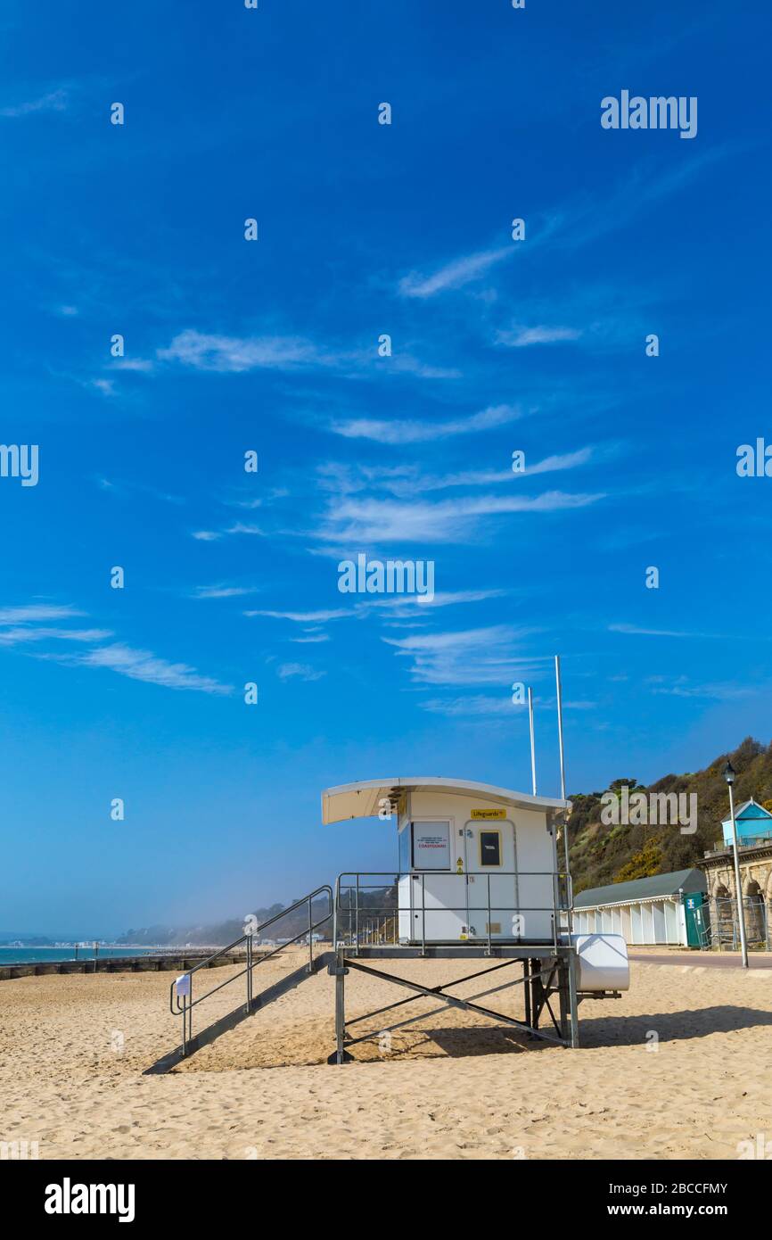 Bournemouth, Dorset UK. April 2020. Wetter in Großbritannien: Der Morgennebel wird für einen sonnigen Tag mit blauem Himmel in Bournemouth frei, da die Besucher rieten, zu Hause zu bleiben und sich an die Einschränkungen von Coronavirus für soziale Distanzierungen zu halten. Parkplätze sind geschlossen, um Besucher aus der Ferne zu schrecken. Die Strände sind hauptsächlich leer, abgesehen von denen, die das Meer besuchen, um ihre erlaubten Übungen zu machen. Credit: Carolyn Jenkins/Alamy Live News Stockfoto