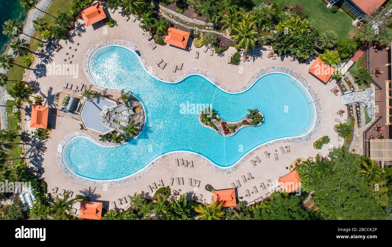 Ein in der Regel geschäftig geleerter Pool im Resortstil Floridas ist jetzt im Laufe des geschäftigsten Teils des Jahres aufgrund der Corona-Virus-Kovid 19 Strand- und Poolsperrungen leer. Stockfoto