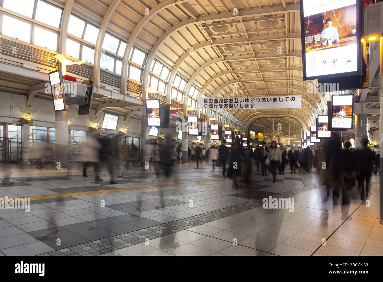 Shinagawa, Tokio, Japan - Pendler am Shinagawa Hauptbahnhof. Stockfoto