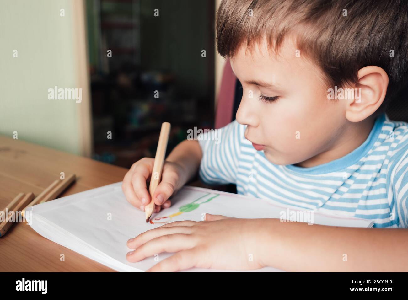 Niedlichen Jungen Zeichnung Bild im Album, Home Bildung Stockfoto