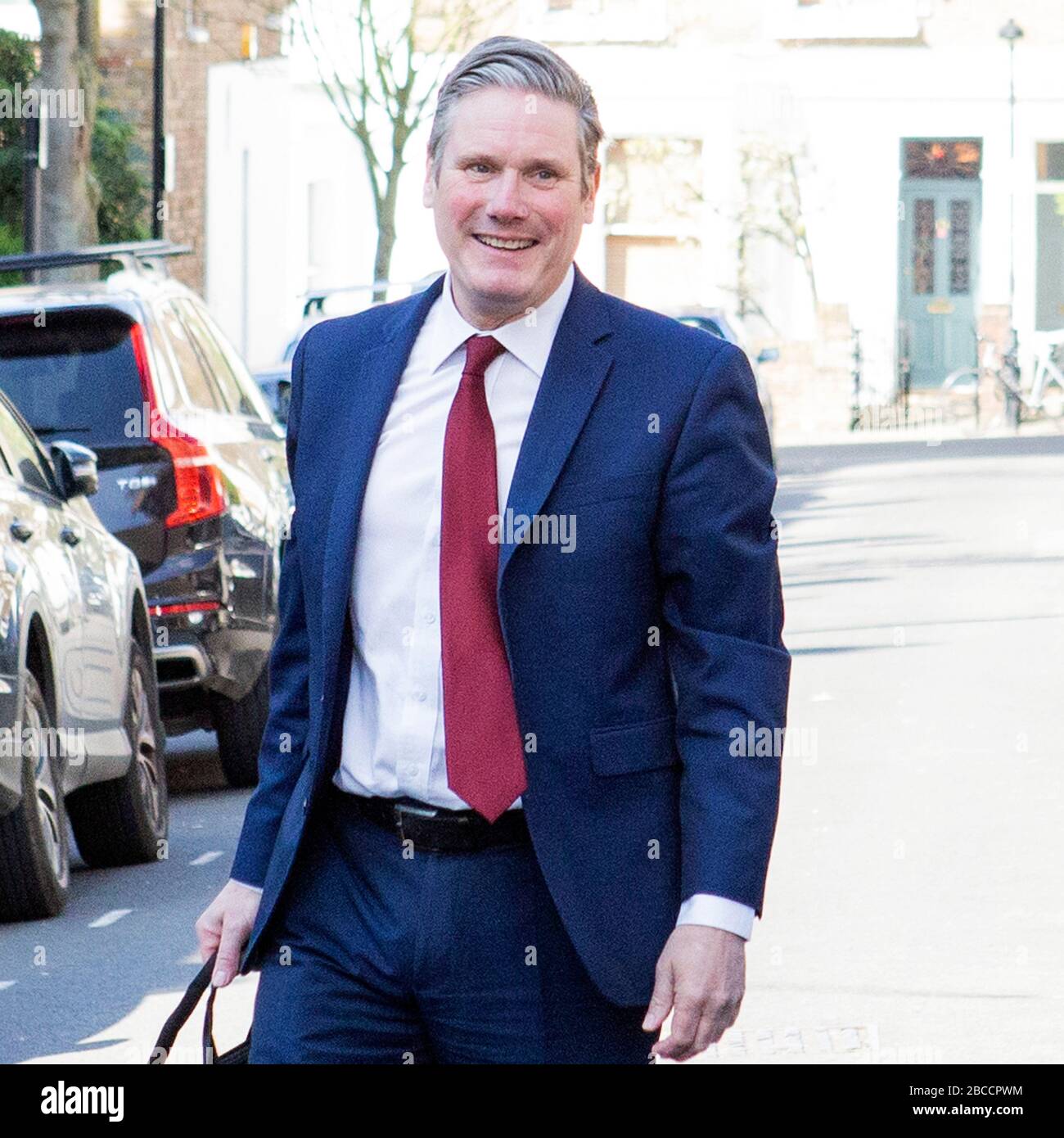 Der neue Labour-Chef Sir Kier Starmer verlässt heute Morgen sein Haus in Nord-London, nachdem er das Führungsrennen gewonnen hat, um neuer Oppositionsführer zu werden Stockfoto