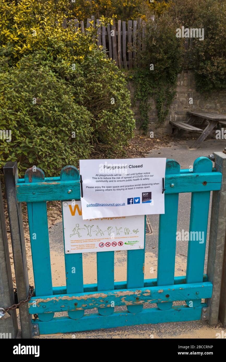 Bournemouth, Dorset UK. April 2020. Coronavirus Impact in Bournemouth - der Spielplatz hat den Hinweis auf das Tor geschlossen. Credit: Carolyn Jenkins/Alamy Live News Stockfoto