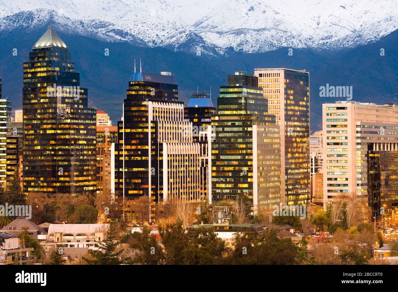 Skyline von modernen Bürogebäuden in den Stadtteilen Las Condes und Providencia mit verschneiten Anden-Bergkette im Hintergrund, Santiago de Chile. Stockfoto