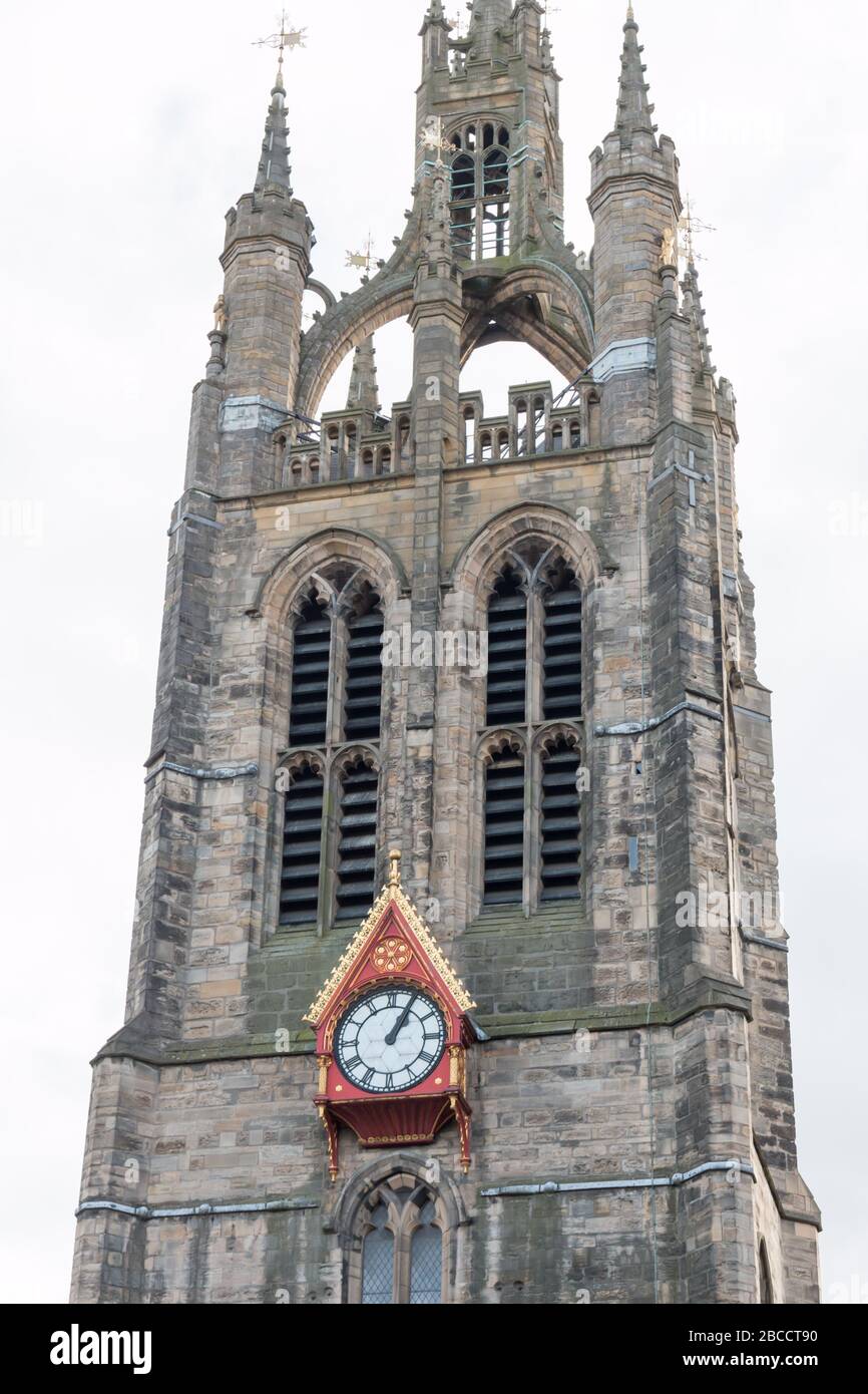 Ein schöner Kirchturm in Newcastle upon Tyne, der bevölkerungsreichsten Stadt im Nordosten Englands. Stockfoto