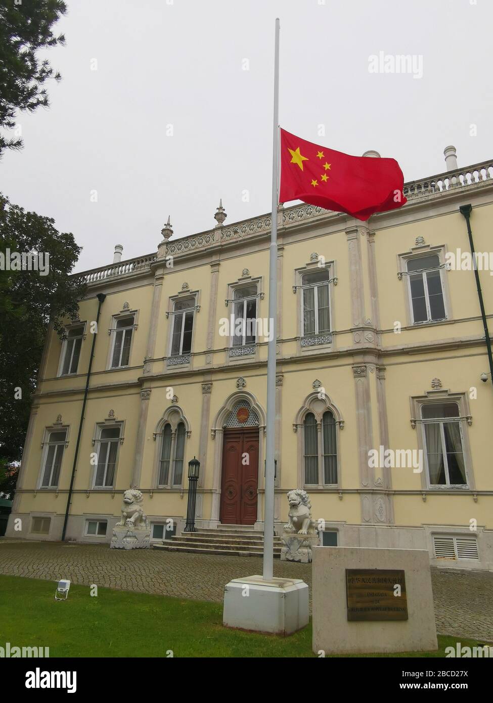 Lissabon. April 2020. Eine chinesische Nationalflaggen fliegt auf halbem Mast, um um Märtyrer zu trauern, die im Kampf gegen den neuartigen Coronavirus Disease (COVID-19)-Ausbruch und Landsleute, die an der Krankheit in der chinesischen Botschaft in Portugal in Lissabon, Portugal, 4. April 2020 gestorben sind. Kredit: Xinhua/Alamy Live News Stockfoto