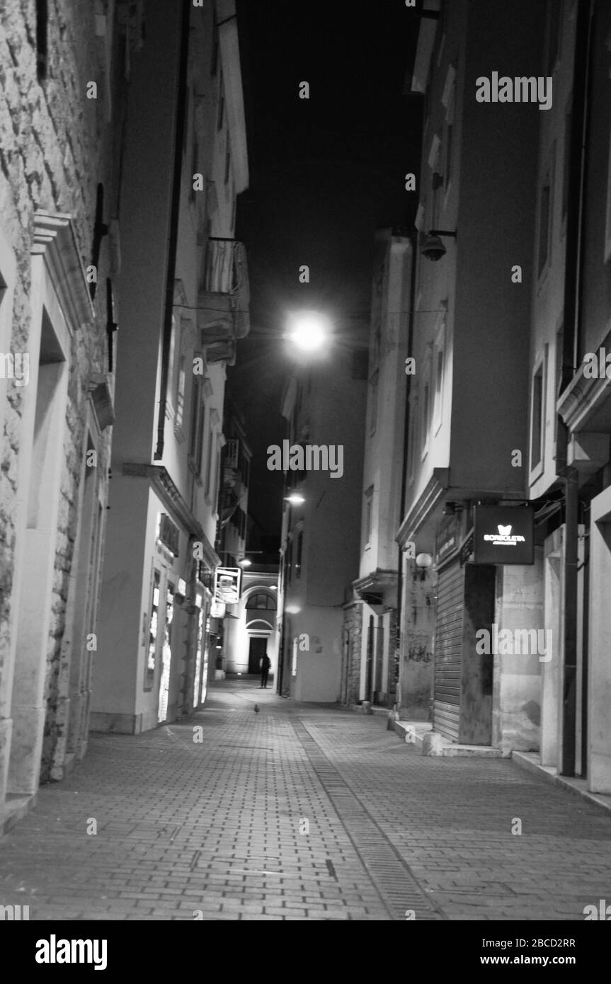 Enge gepflasterte Straße mit alten Gebäuden im historischen Zentrum der Stadt. Schwarz und Weiß. Stadt Rijeka in Kroatien.Straße alt schmal. Stockfoto