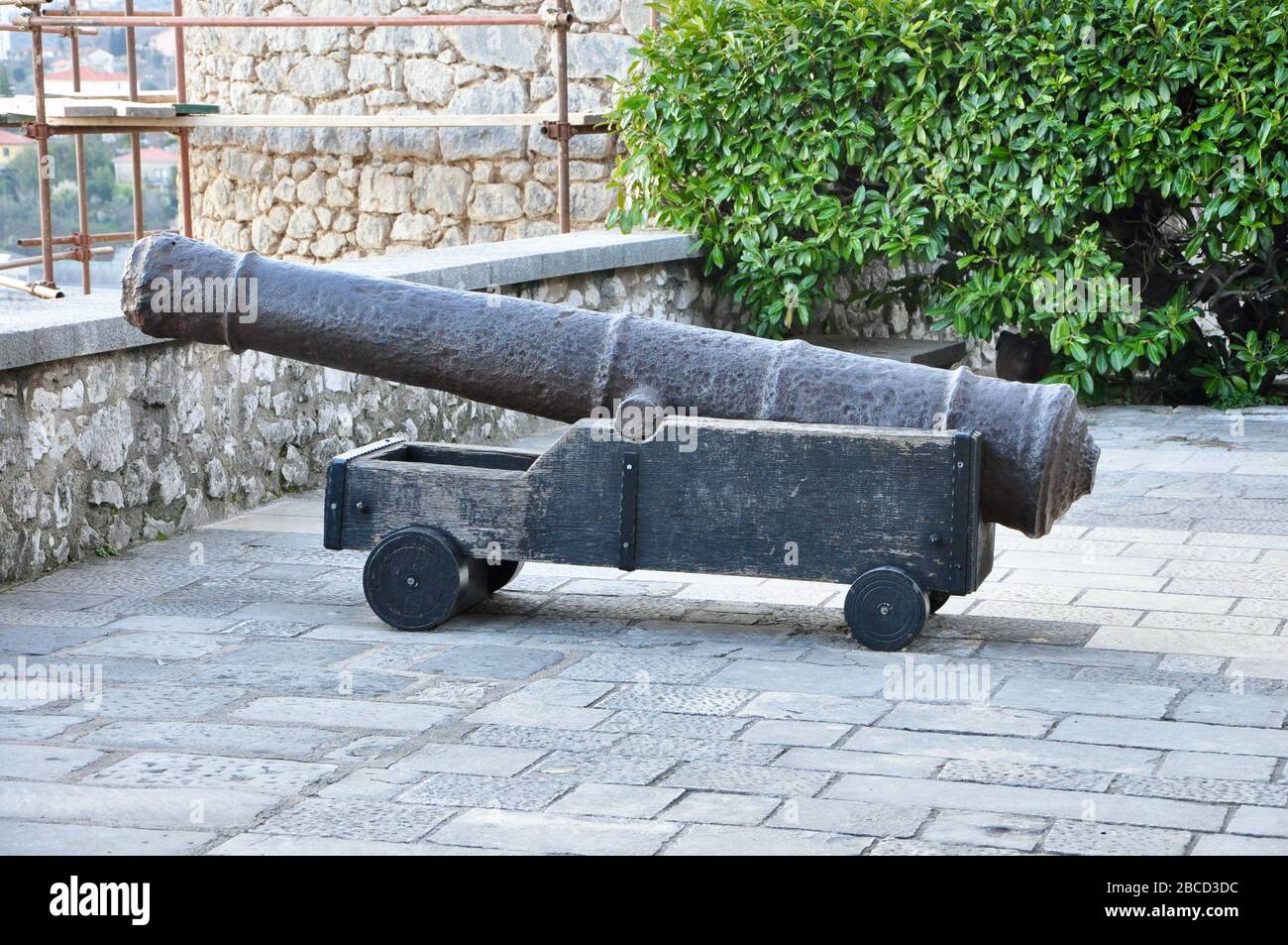 Historische mittelalterliche Kanone verwendet, um Feind zu bekämpfen Stockfoto