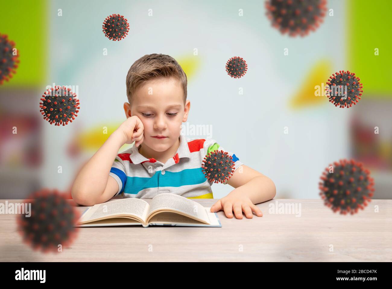 Junge lesen Buch und lernen zu Hause zur Zeit der Viruskorona-Epidemie. Corona-Viren schweben im Raumkonzept Stockfoto