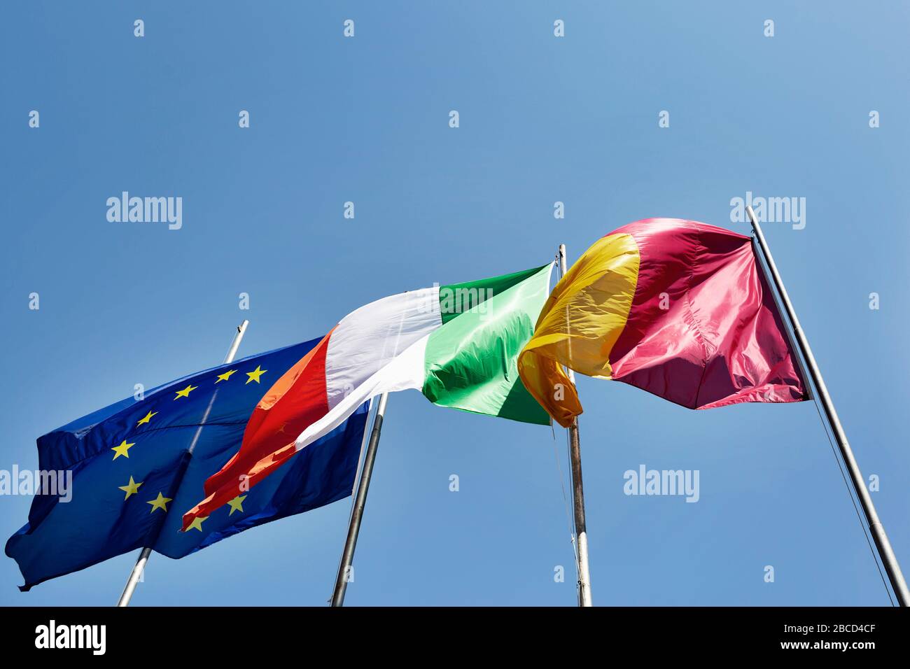 April 2020, Roma, Roma, Italien: Coran Virus, COD-19, Notfall auf den Straßen der Roma. Die italienische Regierung hat die Maßnahme einer nationalen Aussperrung beschlossen, indem sie alle Aktivitäten, mit Ausnahme der wichtigsten Dienste, zum Kampf gegen Coronavirus (COVID-19) einstellte. Alle Städte, wie das ganze Land, Ist unter Quarantäne und die Bewegung ist auf das notwendige beschränkt. .die Straßen der Stadt sind leer und werden von der Amry kontrolliert. (Bild: © Matteo Trevisan/ZUMA Draht) Stockfoto