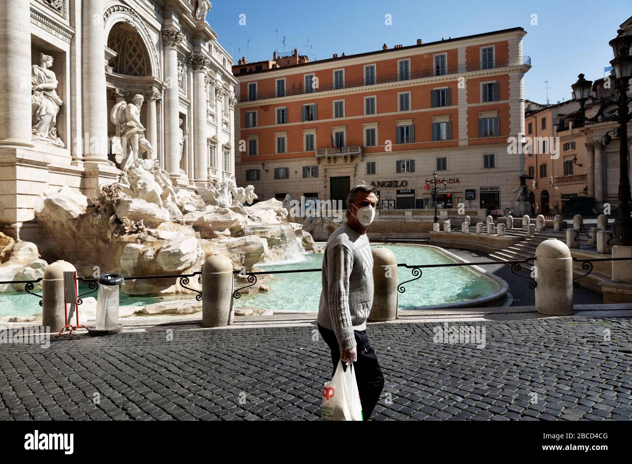 April 2020, Roma, Roma, Italien: Coran Virus, COD-19, Notfall auf den Straßen der Roma. Die italienische Regierung hat die Maßnahme einer nationalen Aussperrung beschlossen, indem sie alle Aktivitäten, mit Ausnahme der wichtigsten Dienste, zum Kampf gegen Coronavirus (COVID-19) einstellte. Alle Städte, wie das ganze Land, Ist unter Quarantäne und die Bewegung ist auf das notwendige beschränkt. .die Straßen der Stadt sind leer und werden von der Amry kontrolliert. (Bild: © Matteo Trevisan/ZUMA Draht) Stockfoto