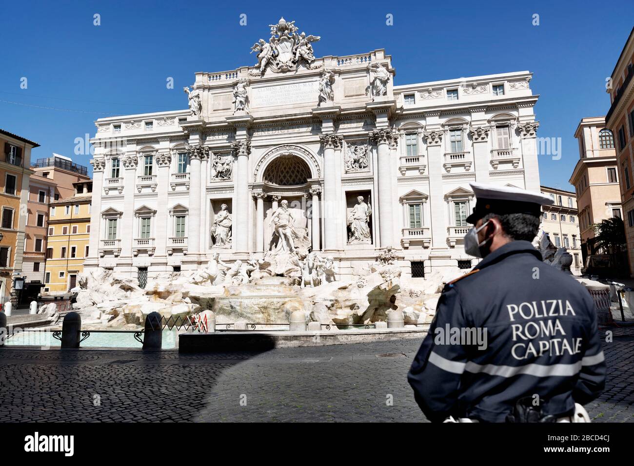 April 2020, Roma, Roma, Italien: Coran Virus, COD-19, Notfall auf den Straßen der Roma. Die italienische Regierung hat die Maßnahme einer nationalen Aussperrung beschlossen, indem sie alle Aktivitäten, mit Ausnahme der wichtigsten Dienste, zum Kampf gegen Coronavirus (COVID-19) einstellte. Alle Städte, wie das ganze Land, Ist unter Quarantäne und die Bewegung ist auf das notwendige beschränkt. .die Straßen der Stadt sind leer und werden von der Amry kontrolliert. (Bild: © Matteo Trevisan/ZUMA Draht) Stockfoto