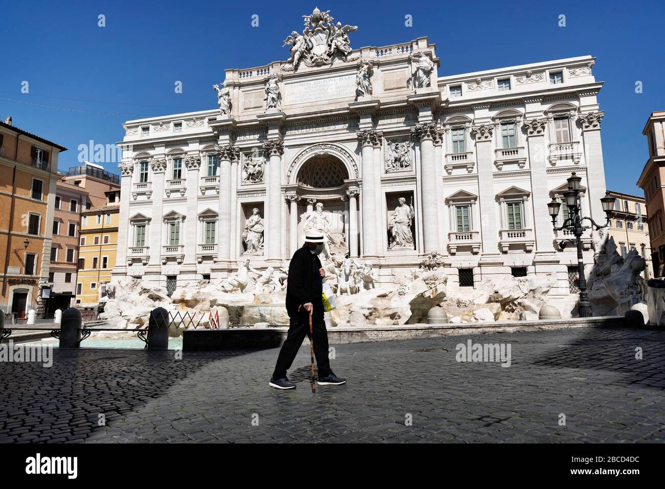 April 2020, Roma, Roma, Italien: Coran Virus, COD-19, Notfall auf den Straßen der Roma. Die italienische Regierung hat die Maßnahme einer nationalen Aussperrung beschlossen, indem sie alle Aktivitäten, mit Ausnahme der wichtigsten Dienste, zum Kampf gegen Coronavirus (COVID-19) einstellte. Alle Städte, wie das ganze Land, Ist unter Quarantäne und die Bewegung ist auf das notwendige beschränkt. .die Straßen der Stadt sind leer und werden von der Amry kontrolliert. (Bild: © Matteo Trevisan/ZUMA Draht) Stockfoto