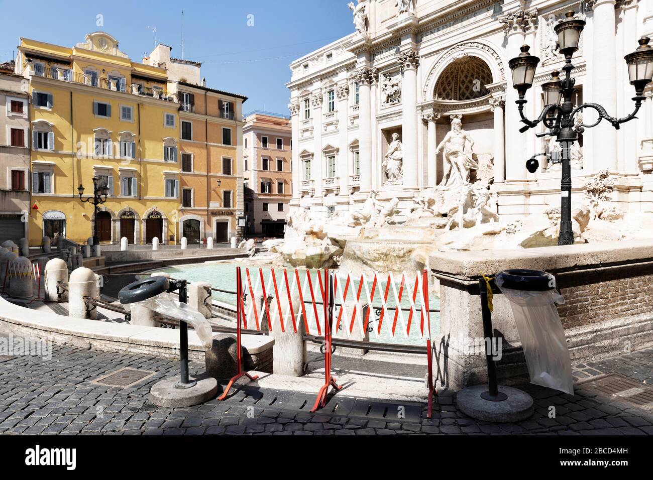 Roma, Roma, Italien. April 2020. Coran Virus, COD-19, Notfall auf den Straßen der Roma. Die italienische Regierung hat die Maßnahme einer nationalen Aussperrung beschlossen, indem sie alle Aktivitäten, mit Ausnahme der wesentlichen Dienste, die für den Kampf gegen Coronavirus (COVID-19) erforderlich sind, einstellte. Alle Städte, wie das ganze Land, Ist unter Quarantäne und die Bewegung ist auf das notwendige beschränkt. Die Straßen der Stadt sind leer und werden von der Amry kontrolliert. Gutschrift: Matteo Trevisan/ZUMA Wire/Alamy Live News Stockfoto
