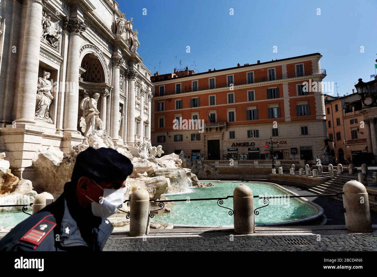 Roma, Roma, Italien. April 2020. Coran Virus, COD-19, Notfall auf den Straßen der Roma. Die italienische Regierung hat die Maßnahme einer nationalen Aussperrung beschlossen, indem sie alle Aktivitäten, mit Ausnahme der wesentlichen Dienste, die für den Kampf gegen Coronavirus (COVID-19) erforderlich sind, einstellte. Alle Städte, wie das ganze Land, Ist unter Quarantäne und die Bewegung ist auf das notwendige beschränkt. Die Straßen der Stadt sind leer und werden von der Amry kontrolliert. Gutschrift: Matteo Trevisan/ZUMA Wire/Alamy Live News Stockfoto