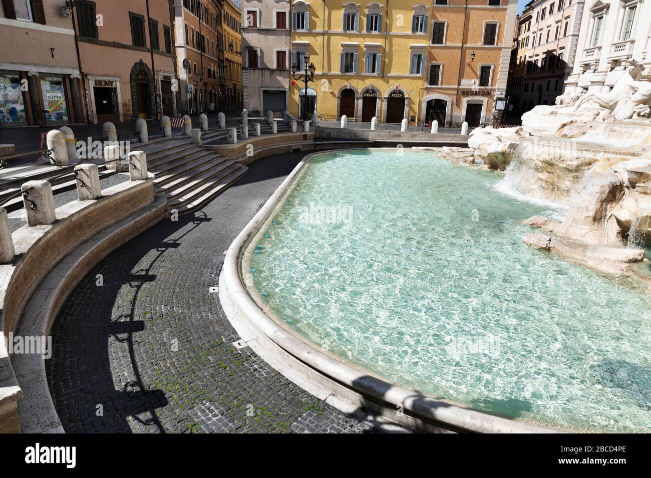 Roma, Roma, Italien. April 2020. Coran Virus, COD-19, Notfall auf den Straßen der Roma. Die italienische Regierung hat die Maßnahme einer nationalen Aussperrung beschlossen, indem sie alle Aktivitäten, mit Ausnahme der wesentlichen Dienste, die für den Kampf gegen Coronavirus (COVID-19) erforderlich sind, einstellte. Alle Städte, wie das ganze Land, Ist unter Quarantäne und die Bewegung ist auf das notwendige beschränkt. Die Straßen der Stadt sind leer und werden von der Amry kontrolliert. Gutschrift: Matteo Trevisan/ZUMA Wire/Alamy Live News Stockfoto