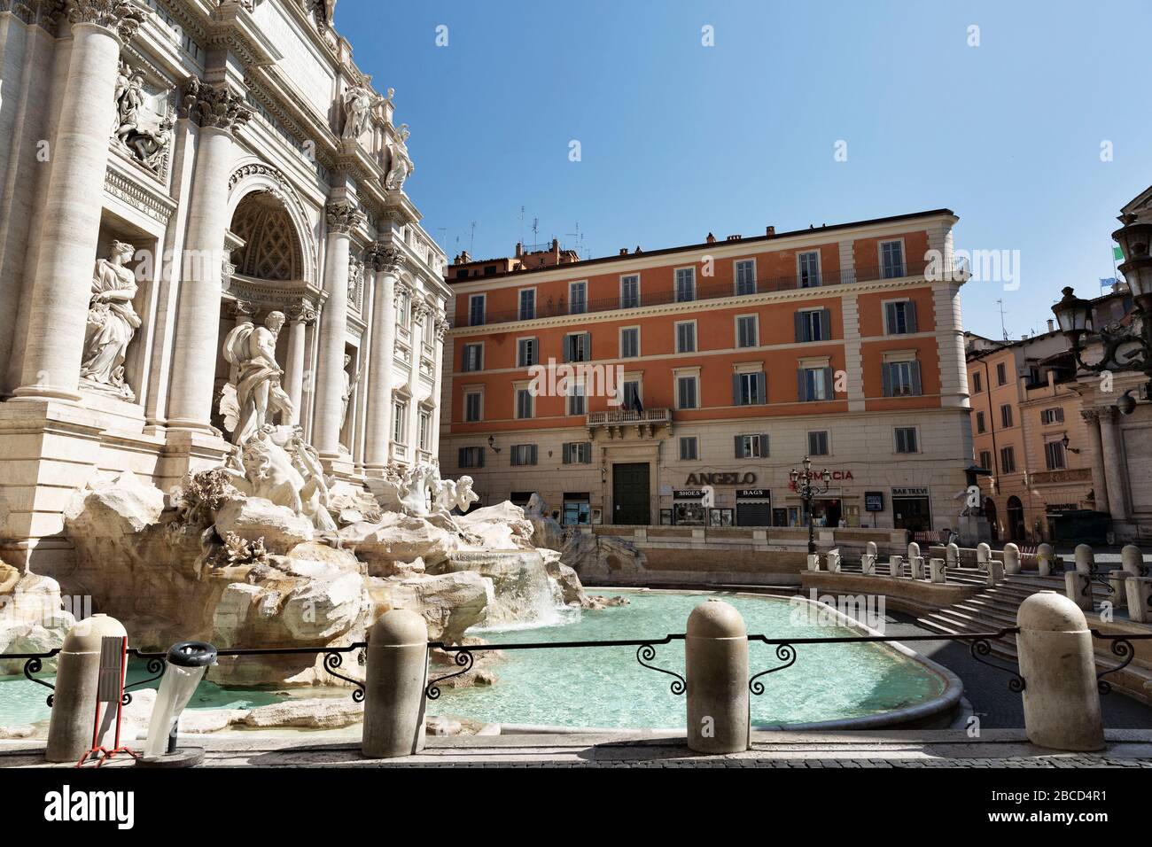 Roma, Roma, Italien. April 2020. Coran Virus, COD-19, Notfall auf den Straßen der Roma. Die italienische Regierung hat die Maßnahme einer nationalen Aussperrung beschlossen, indem sie alle Aktivitäten, mit Ausnahme der wesentlichen Dienste, die für den Kampf gegen Coronavirus (COVID-19) erforderlich sind, einstellte. Alle Städte, wie das ganze Land, Ist unter Quarantäne und die Bewegung ist auf das notwendige beschränkt. Die Straßen der Stadt sind leer und werden von der Amry kontrolliert. Gutschrift: Matteo Trevisan/ZUMA Wire/Alamy Live News Stockfoto