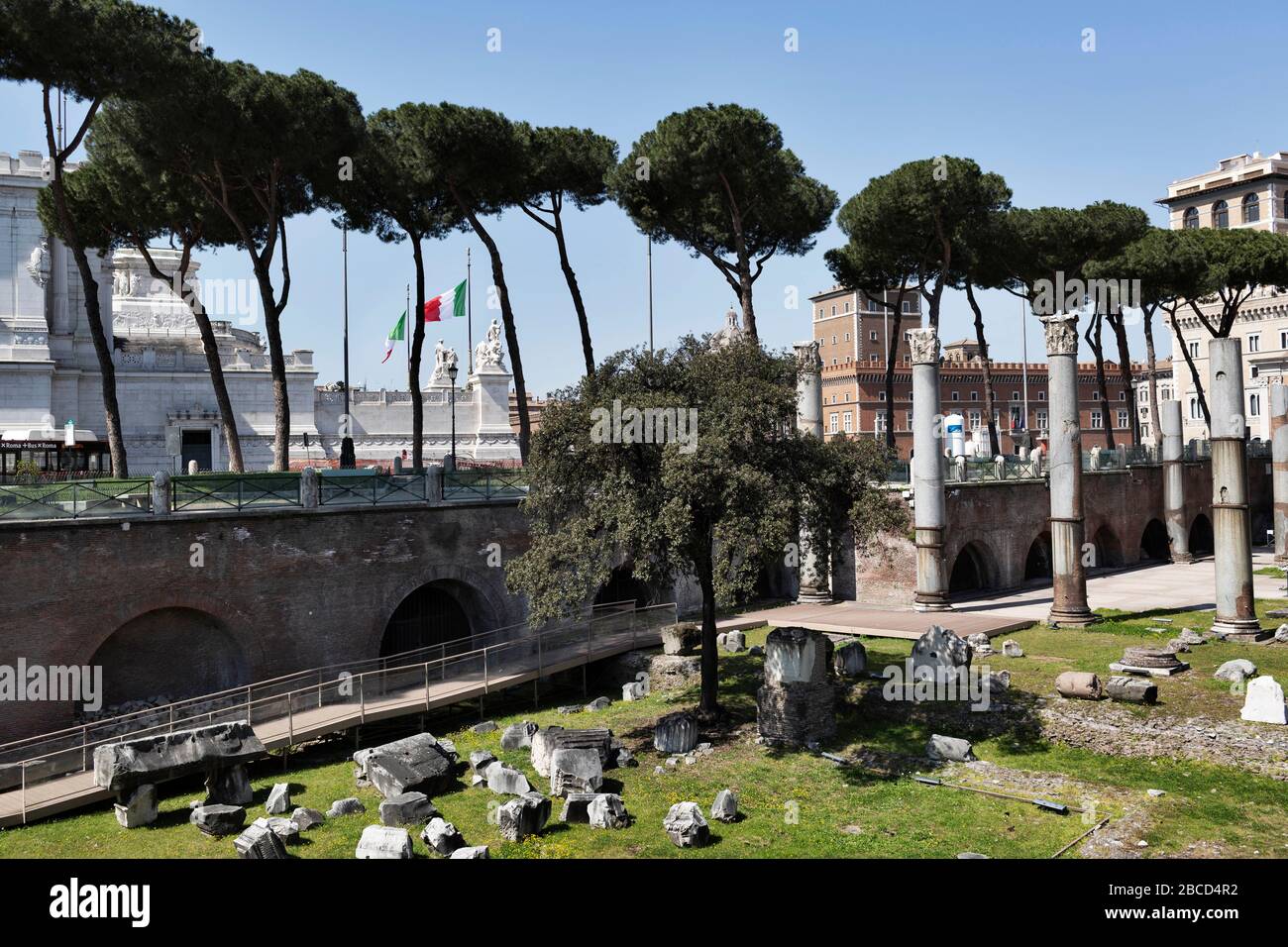 Roma, Roma, Italien. April 2020. Coran Virus, COD-19, Notfall auf den Straßen der Roma. Die italienische Regierung hat die Maßnahme einer nationalen Aussperrung beschlossen, indem sie alle Aktivitäten, mit Ausnahme der wesentlichen Dienste, die für den Kampf gegen Coronavirus (COVID-19) erforderlich sind, einstellte. Alle Städte, wie das ganze Land, Ist unter Quarantäne und die Bewegung ist auf das notwendige beschränkt. Die Straßen der Stadt sind leer und werden von der Amry kontrolliert. Gutschrift: Matteo Trevisan/ZUMA Wire/Alamy Live News Stockfoto