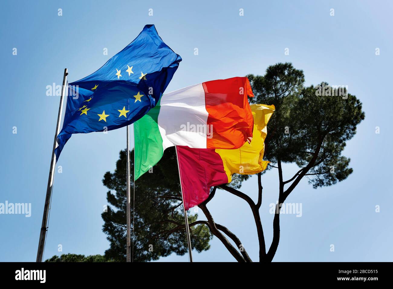 Roma, Roma, Italien. April 2020. Coran Virus, COD-19, Notfall auf den Straßen der Roma. Die italienische Regierung hat die Maßnahme einer nationalen Aussperrung beschlossen, indem sie alle Aktivitäten, mit Ausnahme der wesentlichen Dienste, die für den Kampf gegen Coronavirus (COVID-19) erforderlich sind, einstellte. Alle Städte, wie das ganze Land, Ist unter Quarantäne und die Bewegung ist auf das notwendige beschränkt. Die Straßen der Stadt sind leer und werden von der Amry kontrolliert. Gutschrift: Matteo Trevisan/ZUMA Wire/Alamy Live News Stockfoto