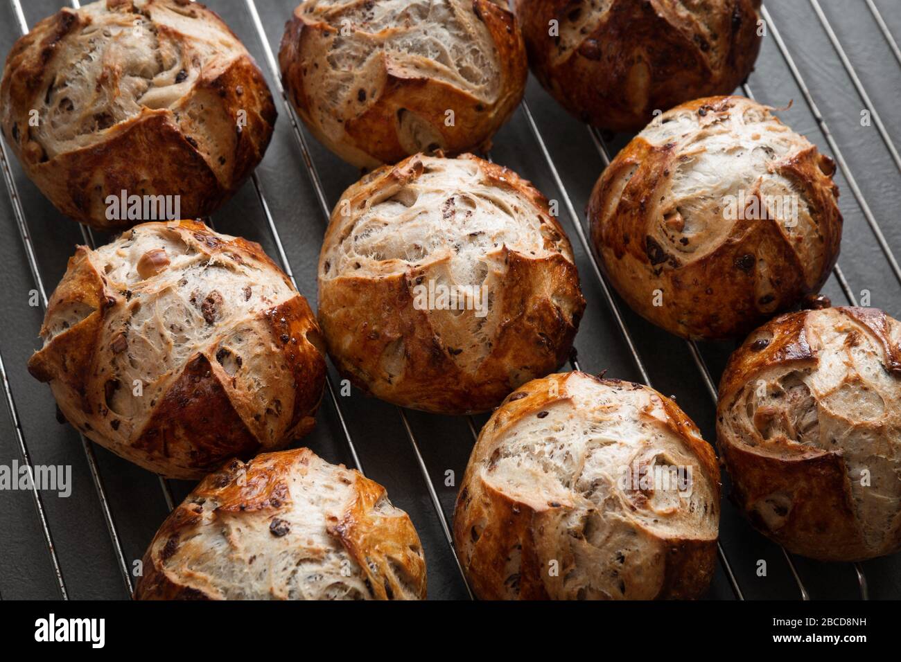 Hausgemachte Brötchen auf einem Backblech Nahansicht. Hausgemachtes Gebäck Stockfoto