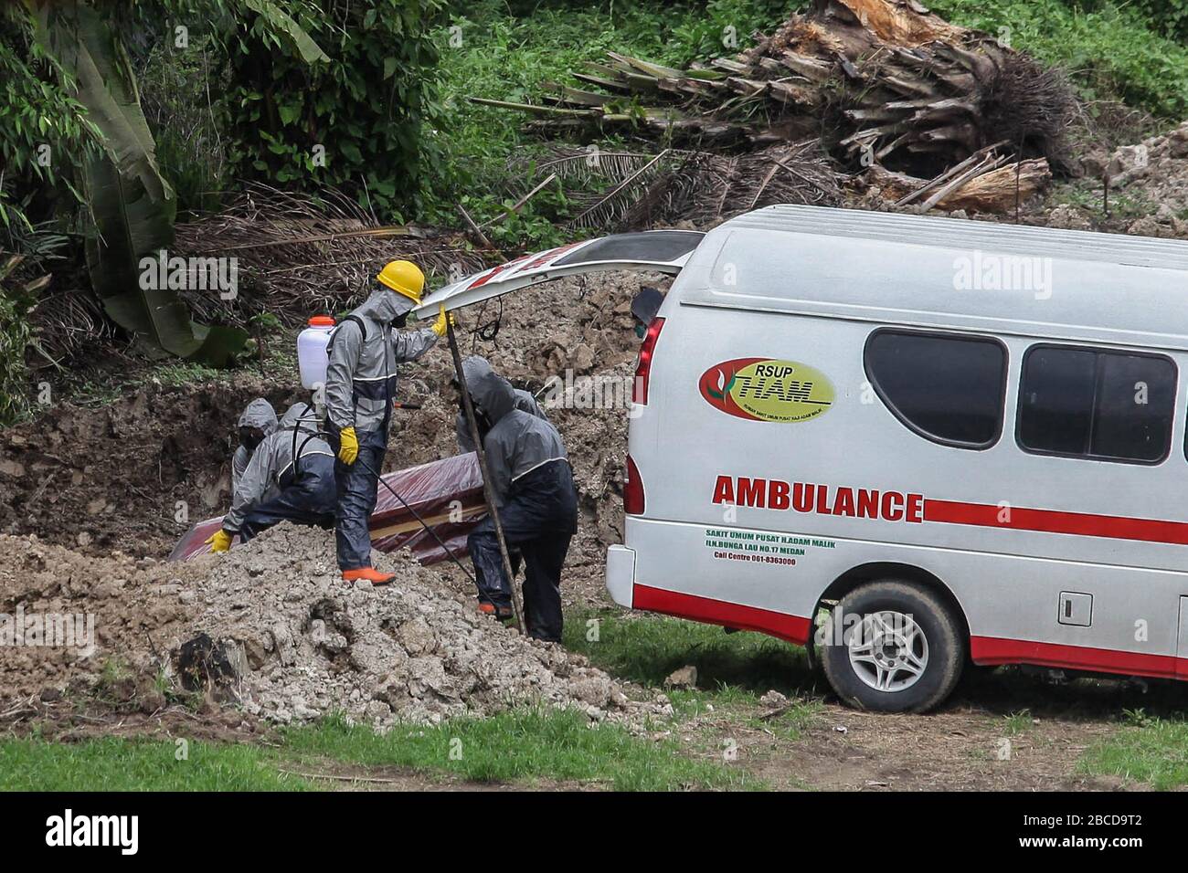 Medan, Nord-Sumatra, Indonesien. April 2020. Arbeiter begraben den Sarg in einer Beerdigung für ein Coronavirus (COVID-19) in Medan, Nord-Sumatra am 4. April 2020. Die Regierung veröffentlichte die neuesten Daten über die Anzahl der Personen, die dem Corona-Virus (Covid-19) in Indonesien ausgesetzt waren, und berichtete von einem Anstieg von 10 Menschen, die gestorben sind, was die Gesamtzahl auf 191 Personen brachte. Credit: Albert Ivan Damanik/ZUMA Wire/Alamy Live News Stockfoto