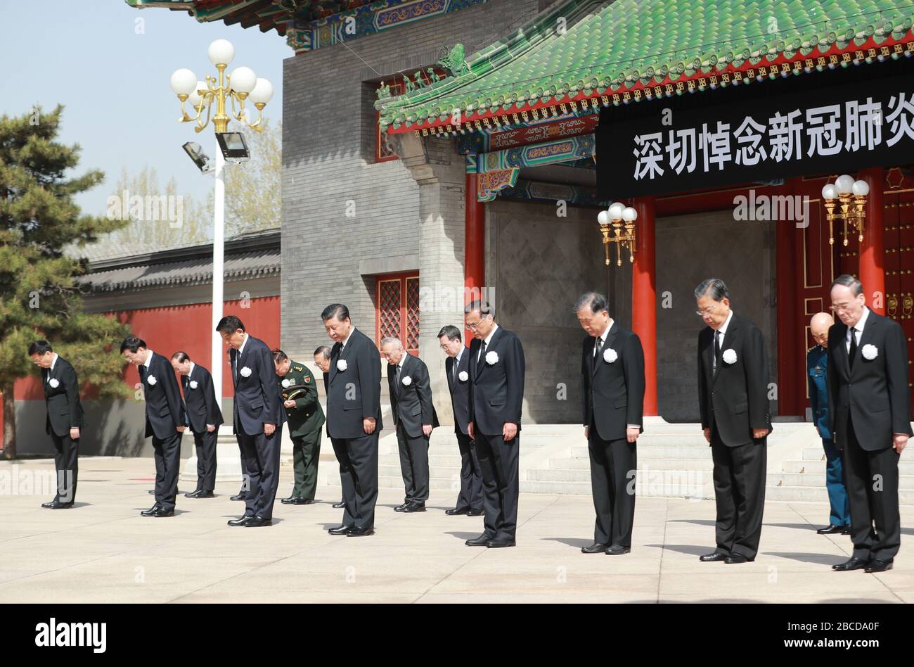 Peking, China. April 2020. XI Jinping, Li Keqiang, Li Zhanshu, Wang Yang, Wang Huning, Zhao Leji, Han Zheng und Wang Qishan sowie andere Partei- und Staatsführer, Stehen Sie in aller Stille während der nationalen Trauer um die Märtyrer, die bei der Bekämpfung der neuartigen Coronavirus-Krankheit (COVID-19) ums Leben gekommen sind, und um 10:00 Uhr morgens in der Zhongnanhai-Führungsverbindung in Peking, der Hauptstadt Chinas, am 4. April 2020. Kredit: Pang Xinglei/Xinhua/Alamy Live News Stockfoto